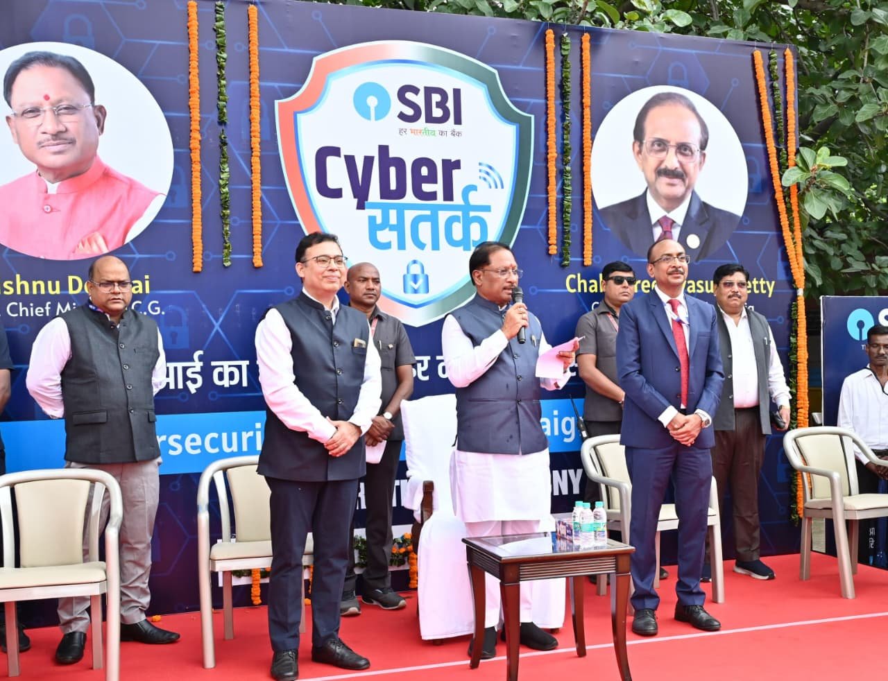 मुख्यमंत्री साय ने एसबीआई साइबर सुरक्षा रथ को झंडी दिखाकर किया रवाना