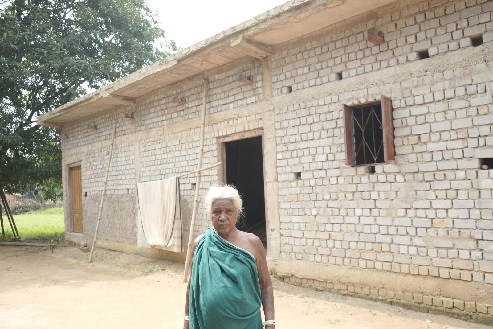 बाल पकते ही पक्के आवास का सपना छोड़ चुकी थी छेरकीन बाई