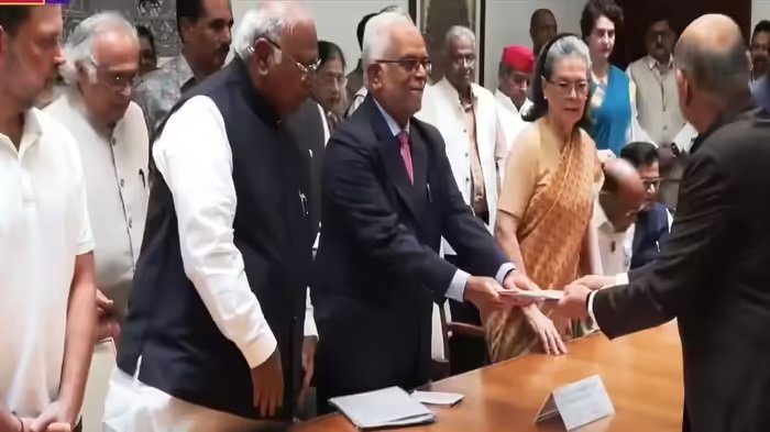 खरगे और सोनिया ने की अगुवाई में इंडिया गठबंधन के कैंडिडेट सुदर्शन रेड्डी ने भरा उपराष्ट्रपति का नामांकन