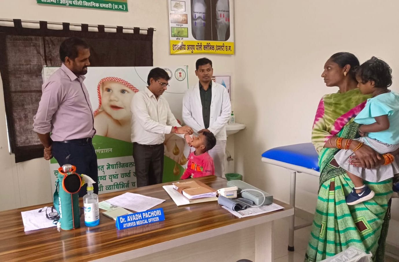 धमतरी में स्वर्ण प्राशन कार्यक्रम: 230 कुपोषित बच्चों को मिला सुपोषण मोदक