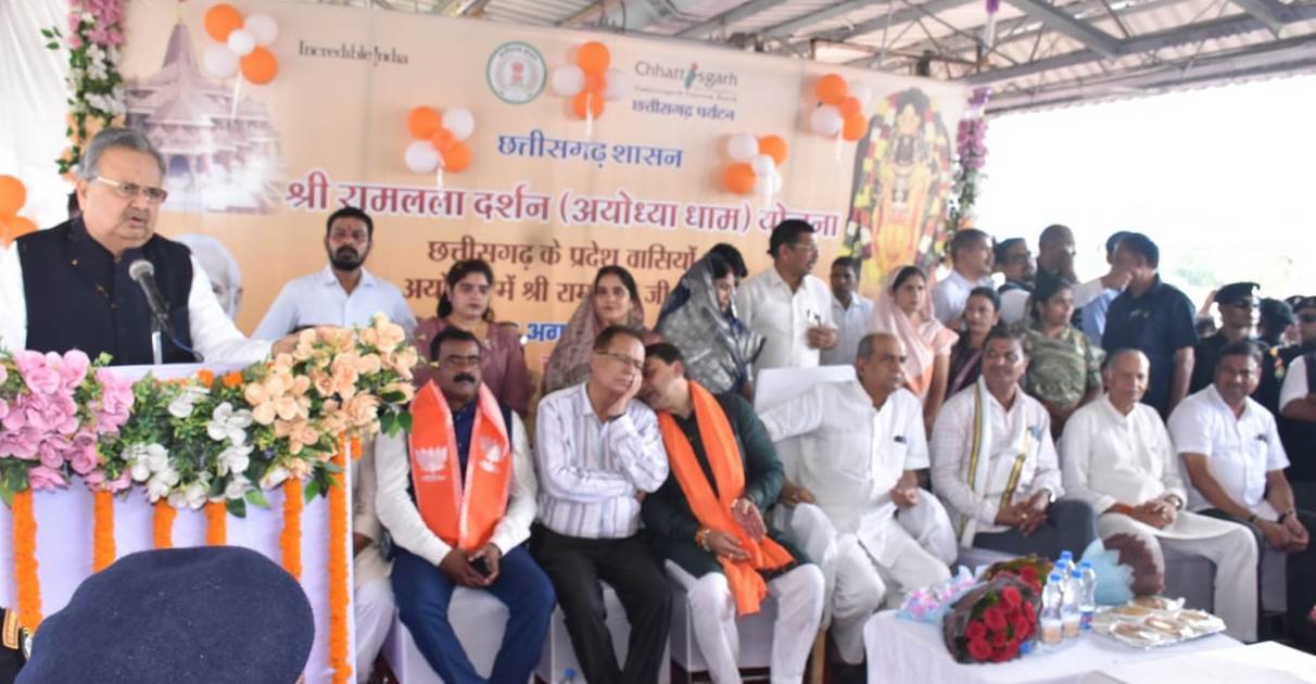 विधानसभा अध्यक्ष ने श्री रामलला दर्शन अयोध्या धाम योजना अंतर्गत दुर्ग एवं बस्तर संभाग के 765 तीर्थ यात्रियों को हरी झंडी दिखाकर स्पेशल ट्रेन से किया रवाना