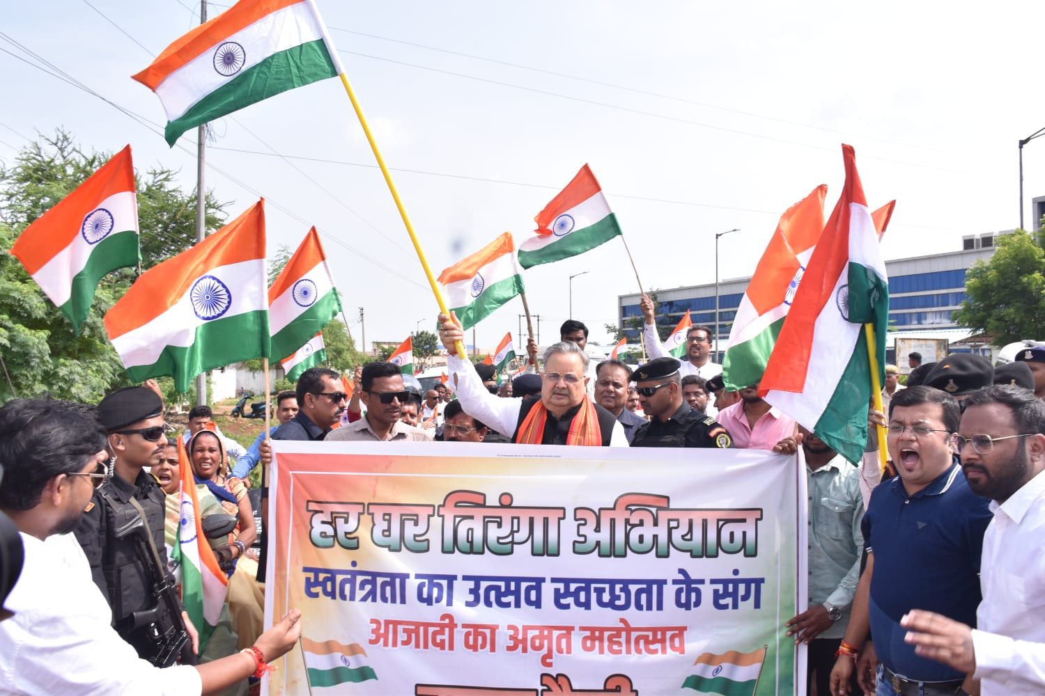 विधानसभा अध्यक्ष डॉ. रमन सिंह ने ग्राम टेड़ेसरा में तिरंगा बाईक रैली को किया रवाना