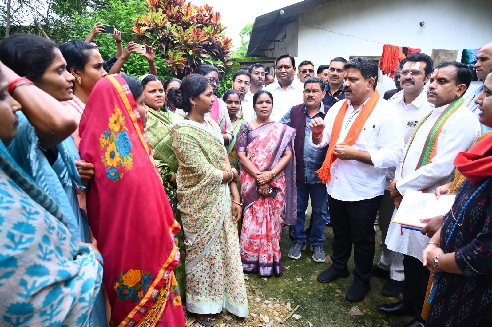 उप मुख्यमंत्री विजय शर्मा ने महिला स्व सहायता समूह के सदस्यों से की मुलाकात और महतारी सदन का किया अवलोकन