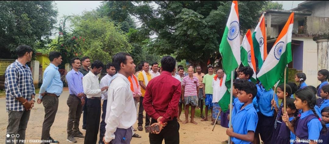 बास्तानार में हर घर तिरंगा-हर घर स्वच्छता अभियान के तहत श्रमदान