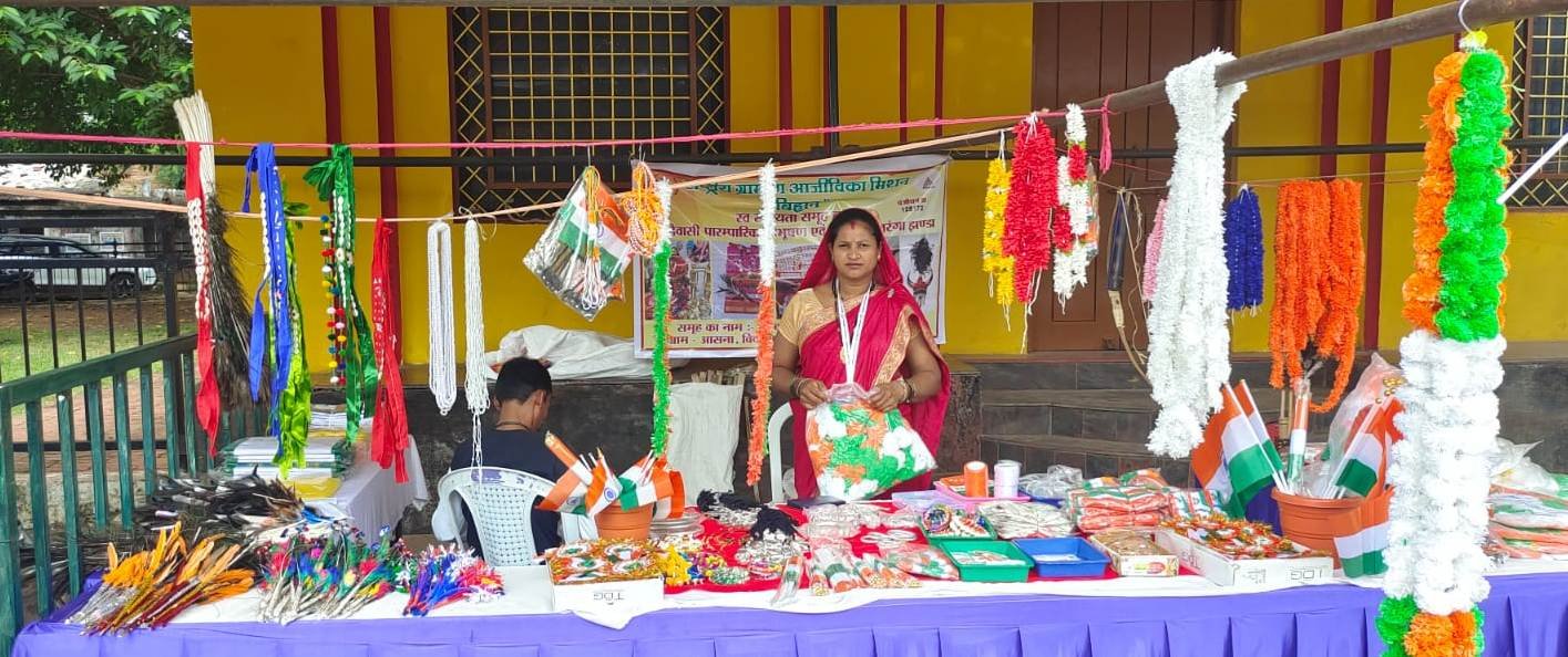 बिहान समूह सिरहासार भवन जगदलपुर में उपलब्ध करवा रही तिरंगा