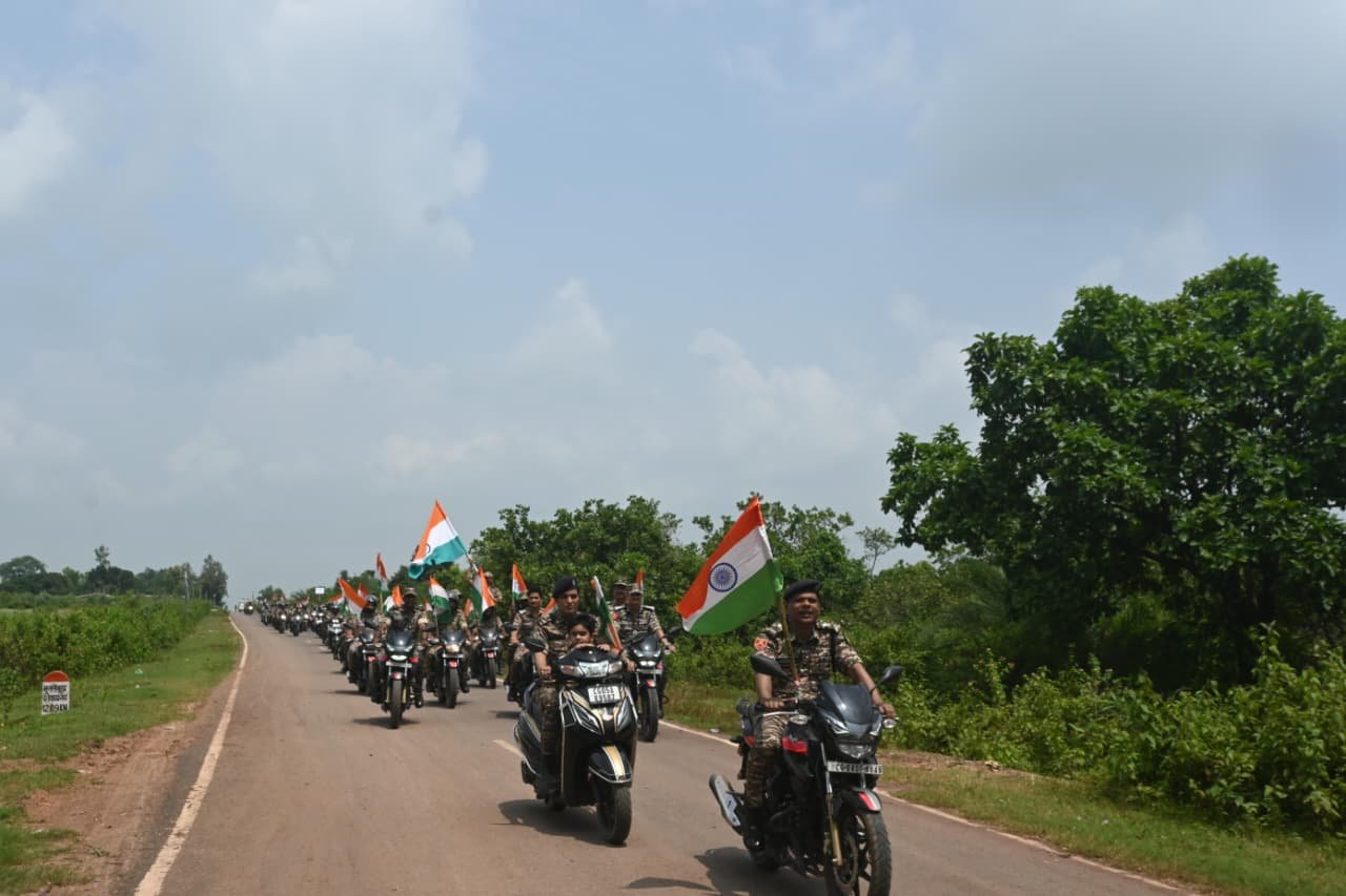 निकाली गई विशाल तिरंगा रैली, देशभक्ति के रंग में रंगा कामानार से केशलूर