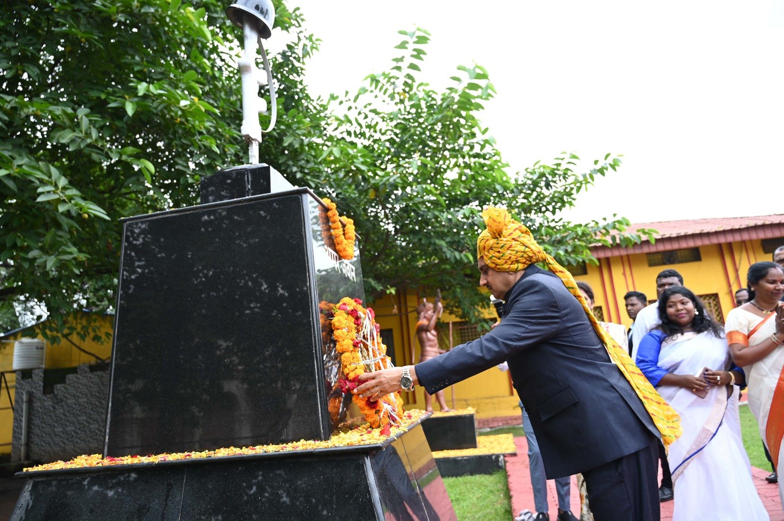 शहीद स्मारक में केन्द्रीय राज्य मंत्री ने दी श्रद्धांजलि