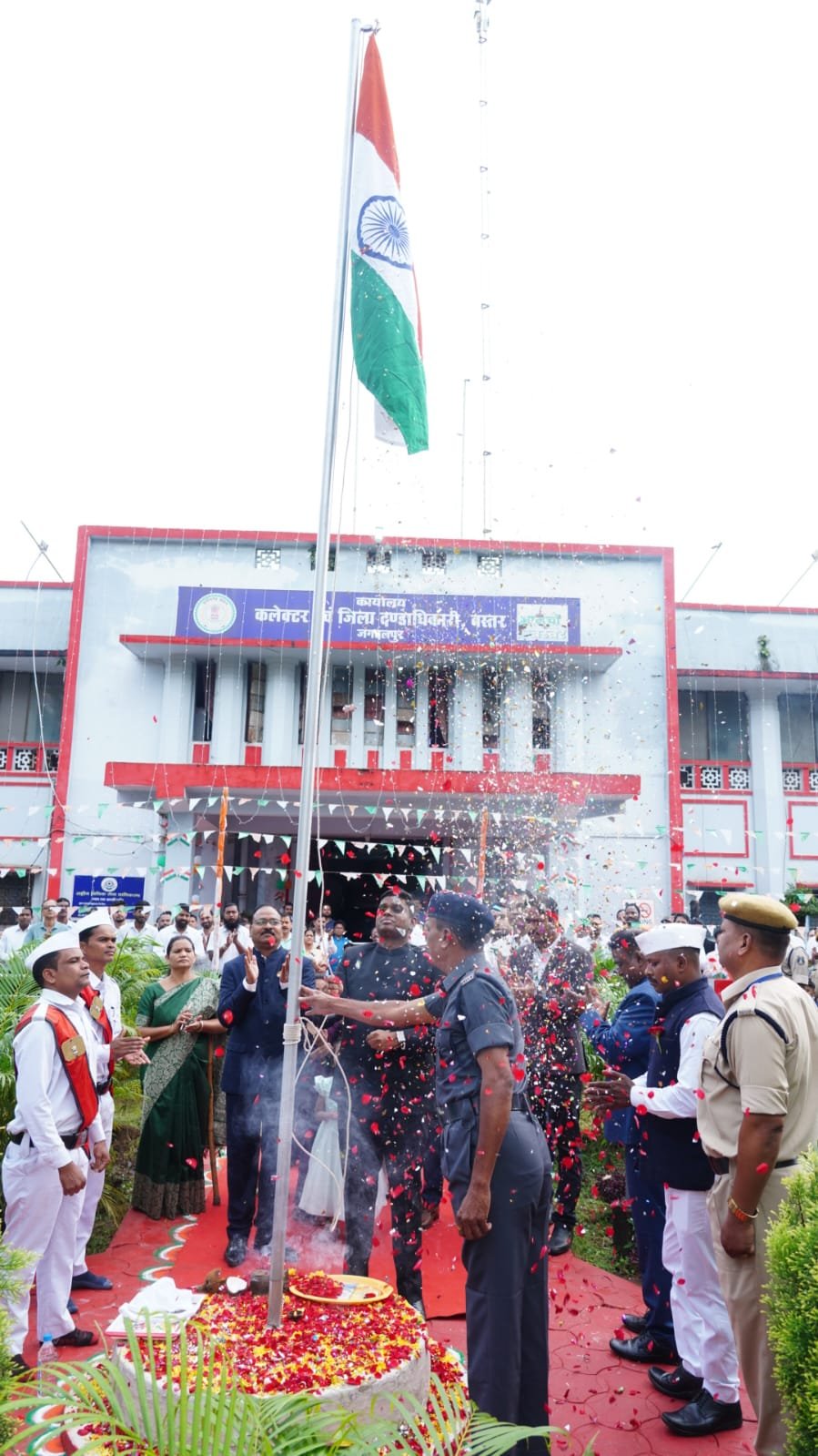 कलेक्टर हरिस एस. ने जिला कार्यालय में किया ध्वजारोहण