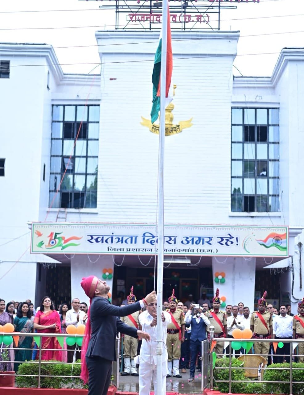 कलेक्टर ने कलेक्टोरेट में किया ध्वजारोहण