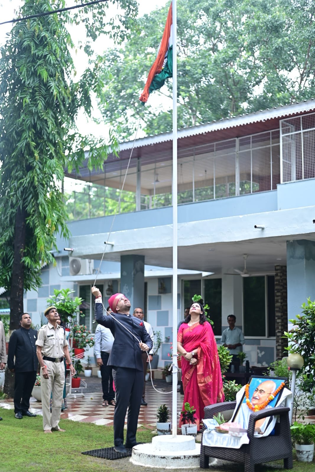 कलेक्टर ने अपने निवास में किया ध्वजारोहण