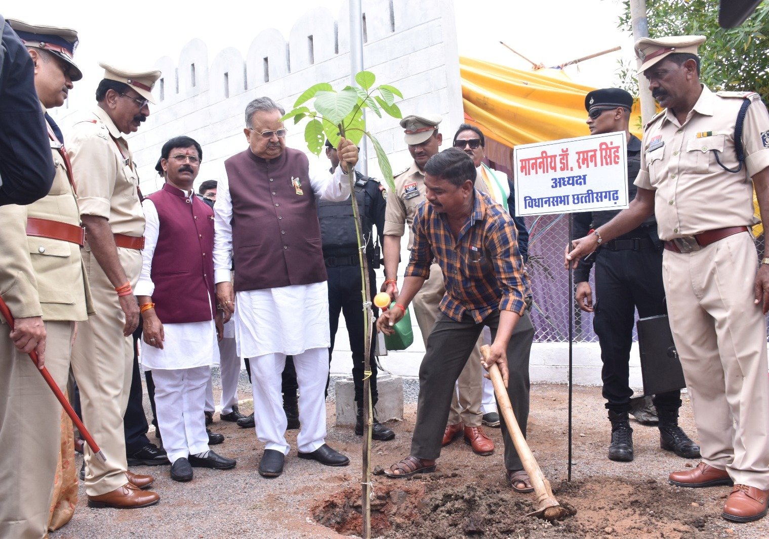 विधानसभा अध्यक्ष ने एक पेड़ मां के नाम अभियान के तहत पुलिस प्रशिक्षण विद्यालय परिसर में किया पौधरोपण