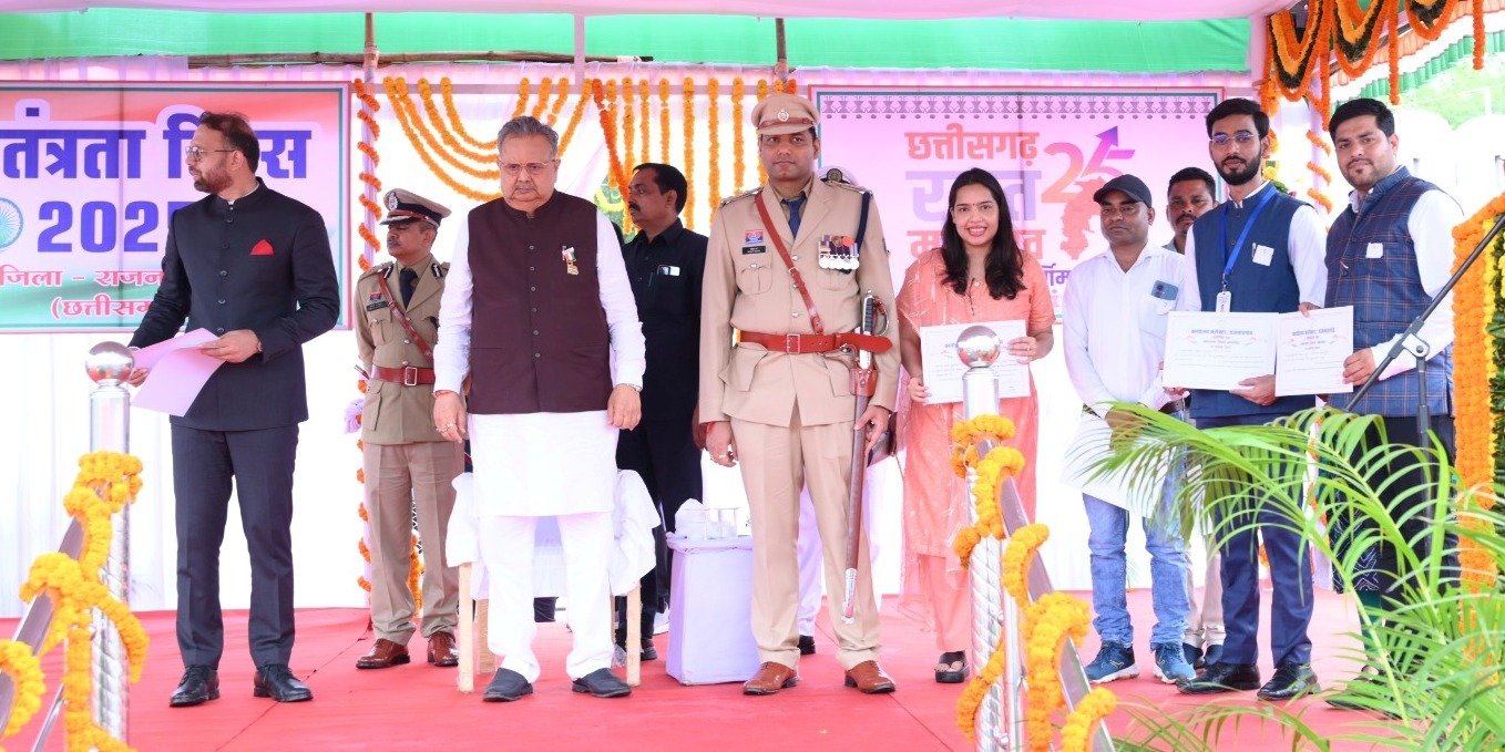 स्वतंत्रता दिवस मुख्य समारोह में जिला पंचायत सीईओ एवं टीम हुए सम्मानित