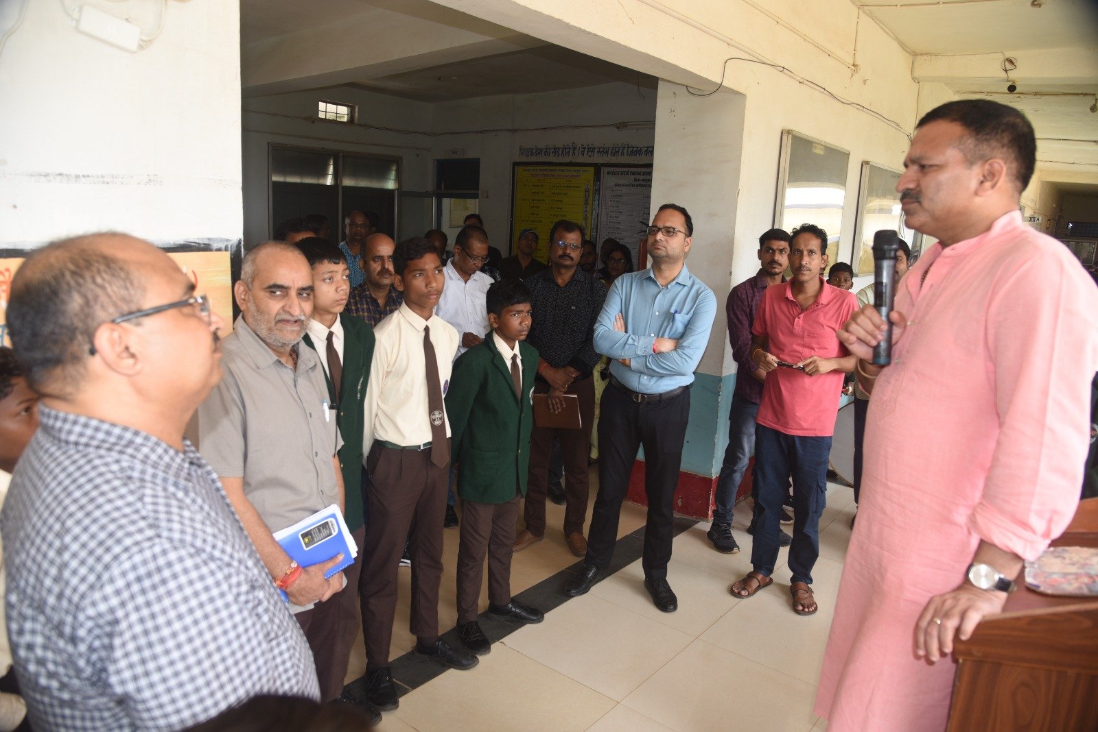 कलेक्टर एवं जिला पंचायत सीईओ ने किया मैनपाट के सुदूर वनांचल क्षेत्रों में पहुंचे