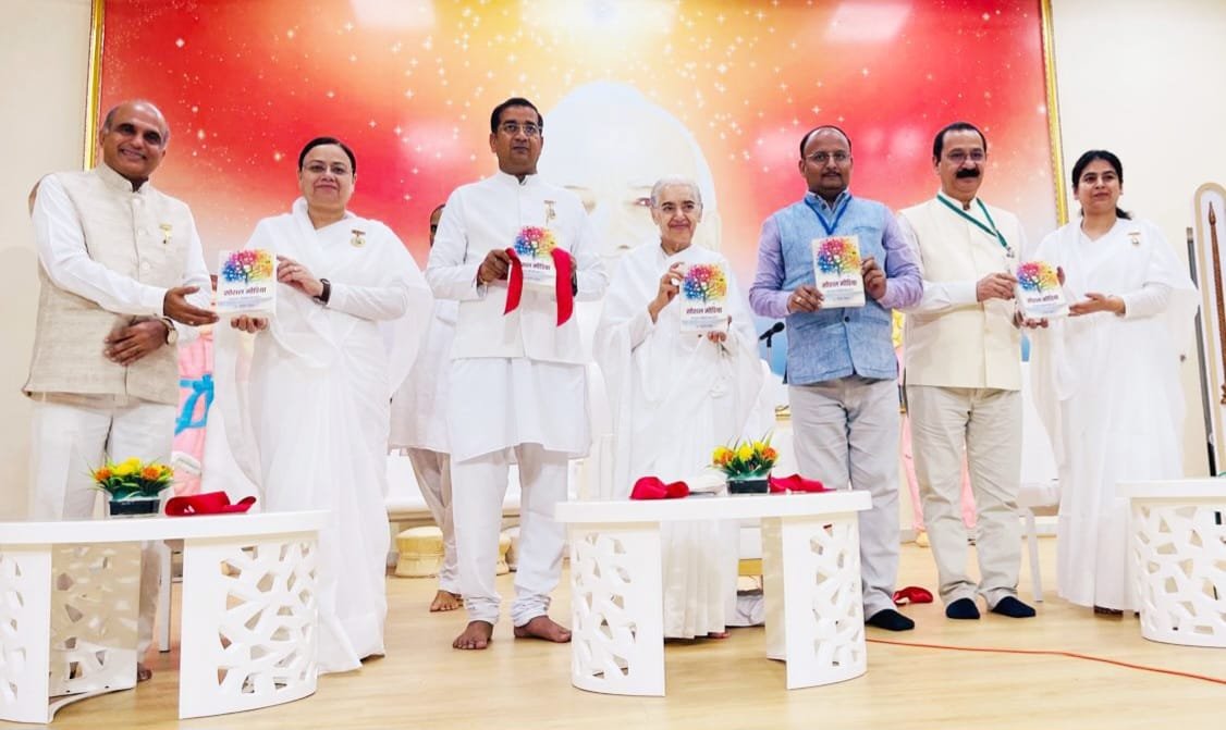 आईआईएमसी के प्राध्यापक डाॅ. विनीत उत्पल की पुस्तक’सोशल मीडिया’ का लोकार्पण