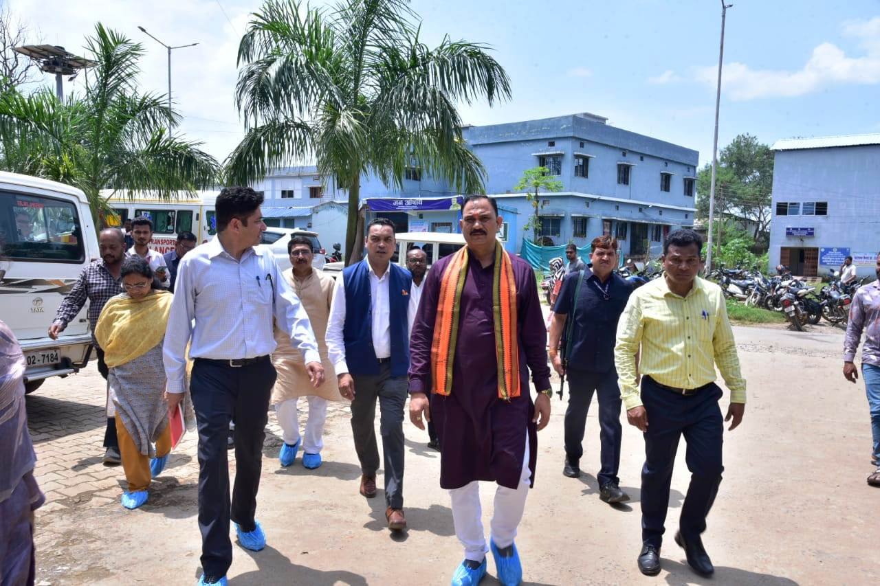स्वास्थ्य मंत्री जायसवाल ने कोण्डागांव व फरसगांव में शासकीय अस्पतालों का किया निरीक्षण
