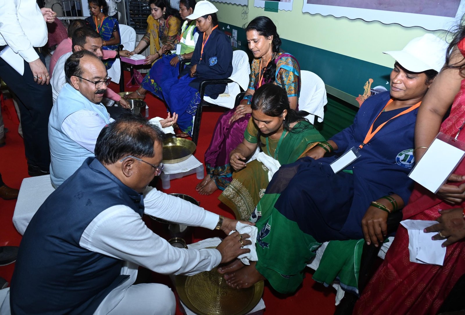 मुख्यमंत्री ने पैर पखारकर दिया सम्मान, भावुक हुईं स्वच्छता दीदियां – ‘जीवन में पहली बार इतना गर्व महसूस हुआ’