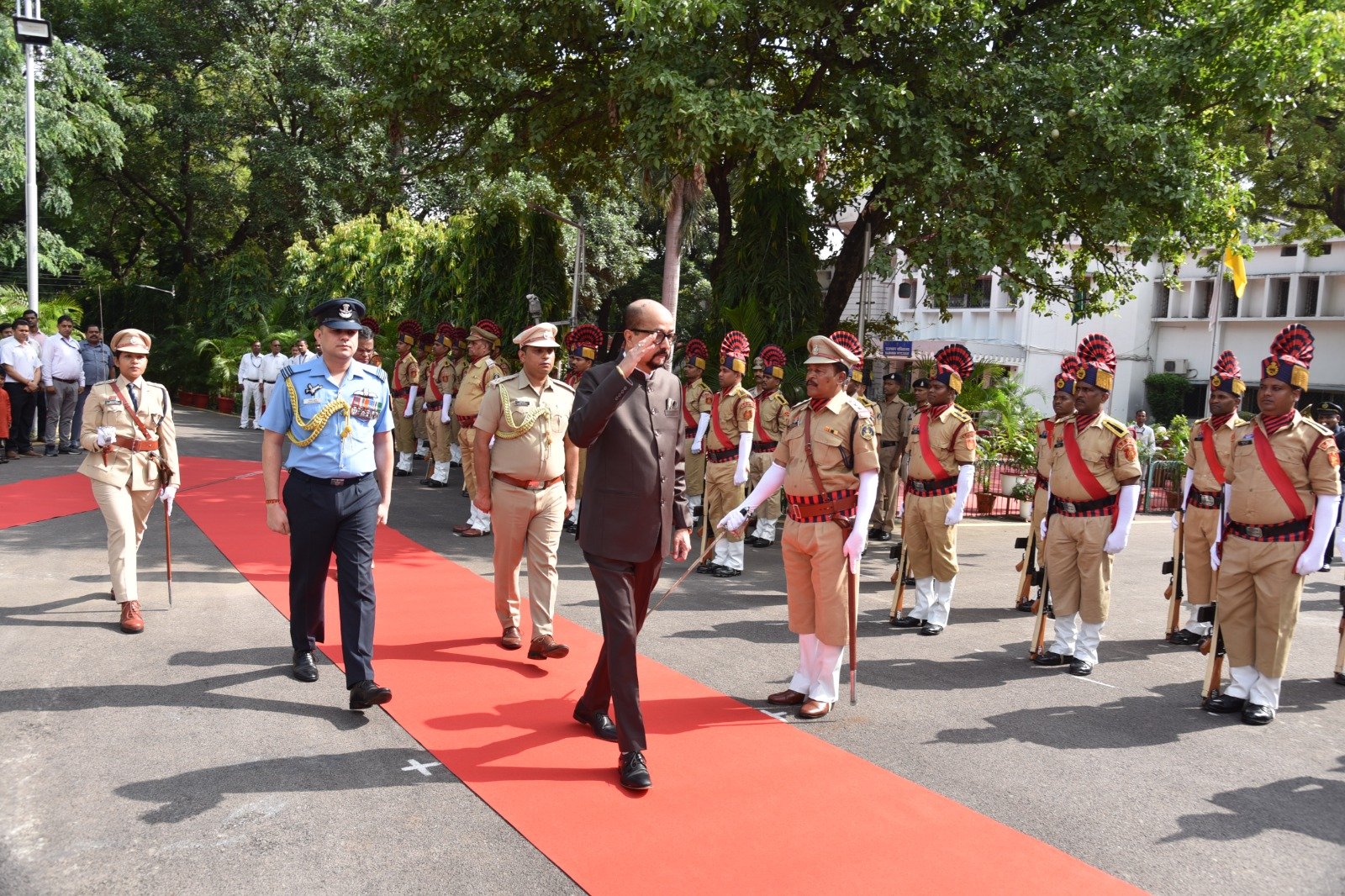 राज्यपाल डेका ने राजभवन में किया ध्वजारोहण