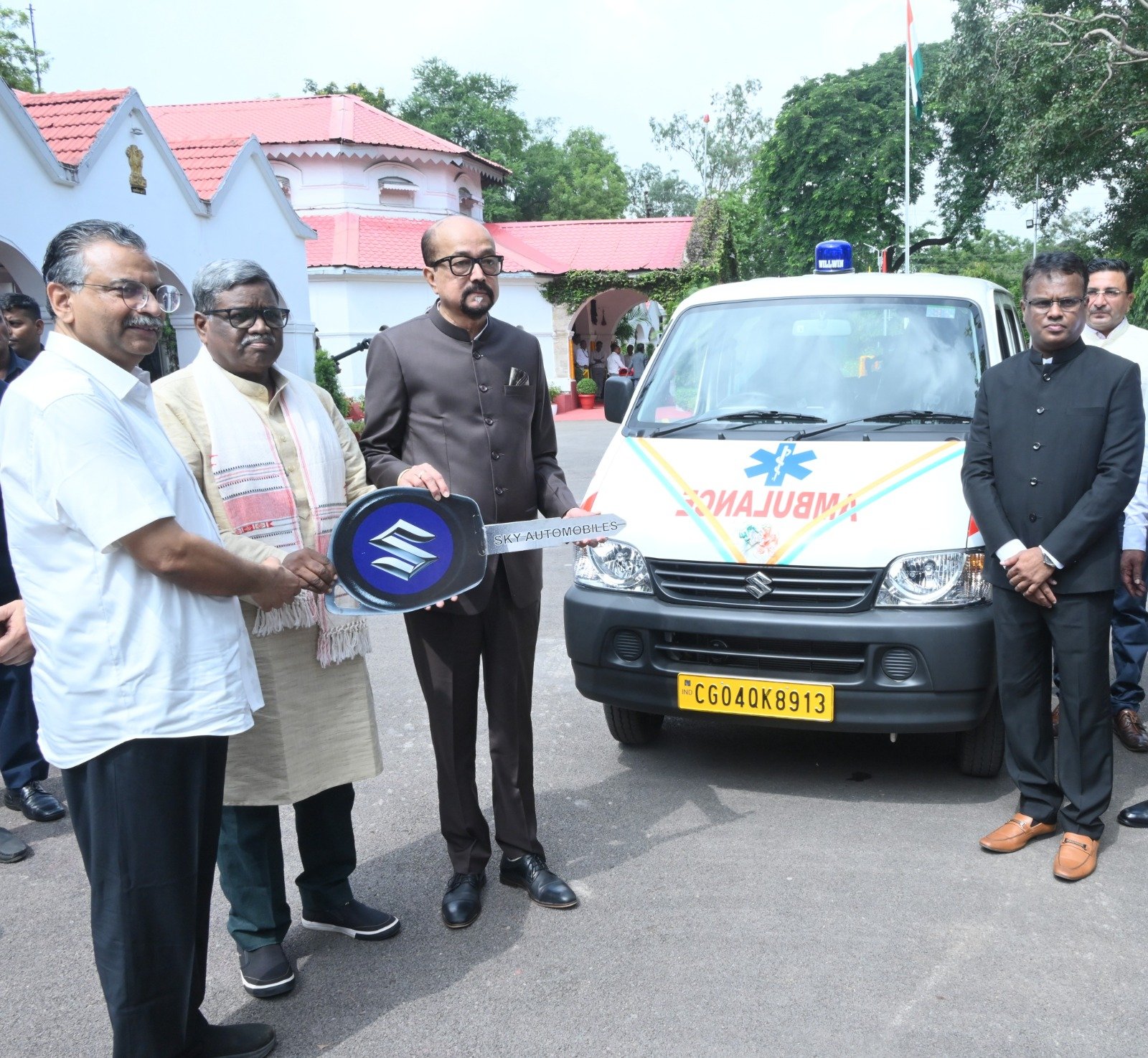 राज्यपाल डेका ने वनवासी विकास समिति को सौंपी एम्बुलेंस की चाबी