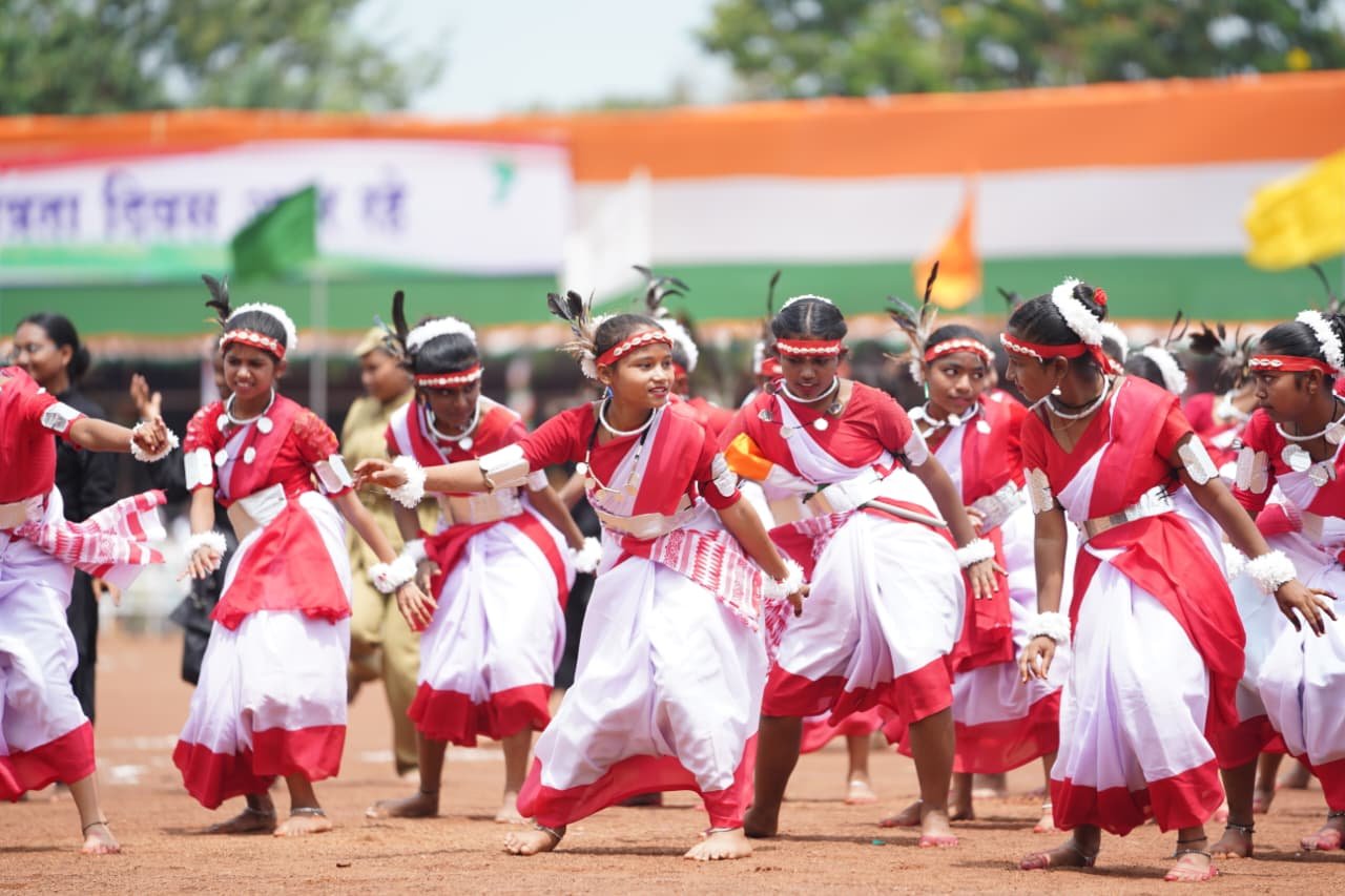 स्वतंत्रता दिवस समारोह: शालेय विद्यार्थियों की सांस्कृतिक प्रस्तुतियों ने बांधा समां