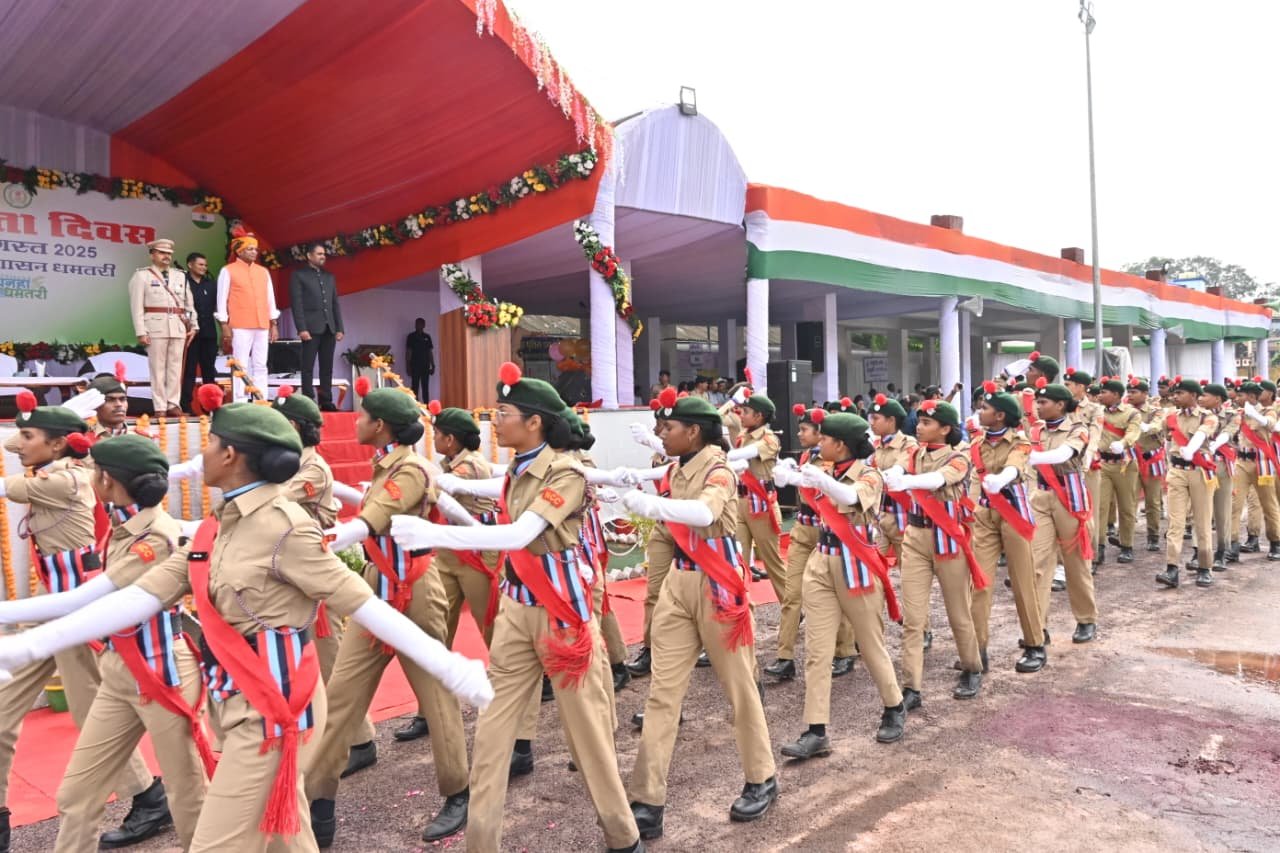 विधायक अजय चंद्राकर ने ध्वजारोहण किया: परेड का निरीक्षण किया और आकाश में तीन रंग के ग़ुब्बारे छोड़े