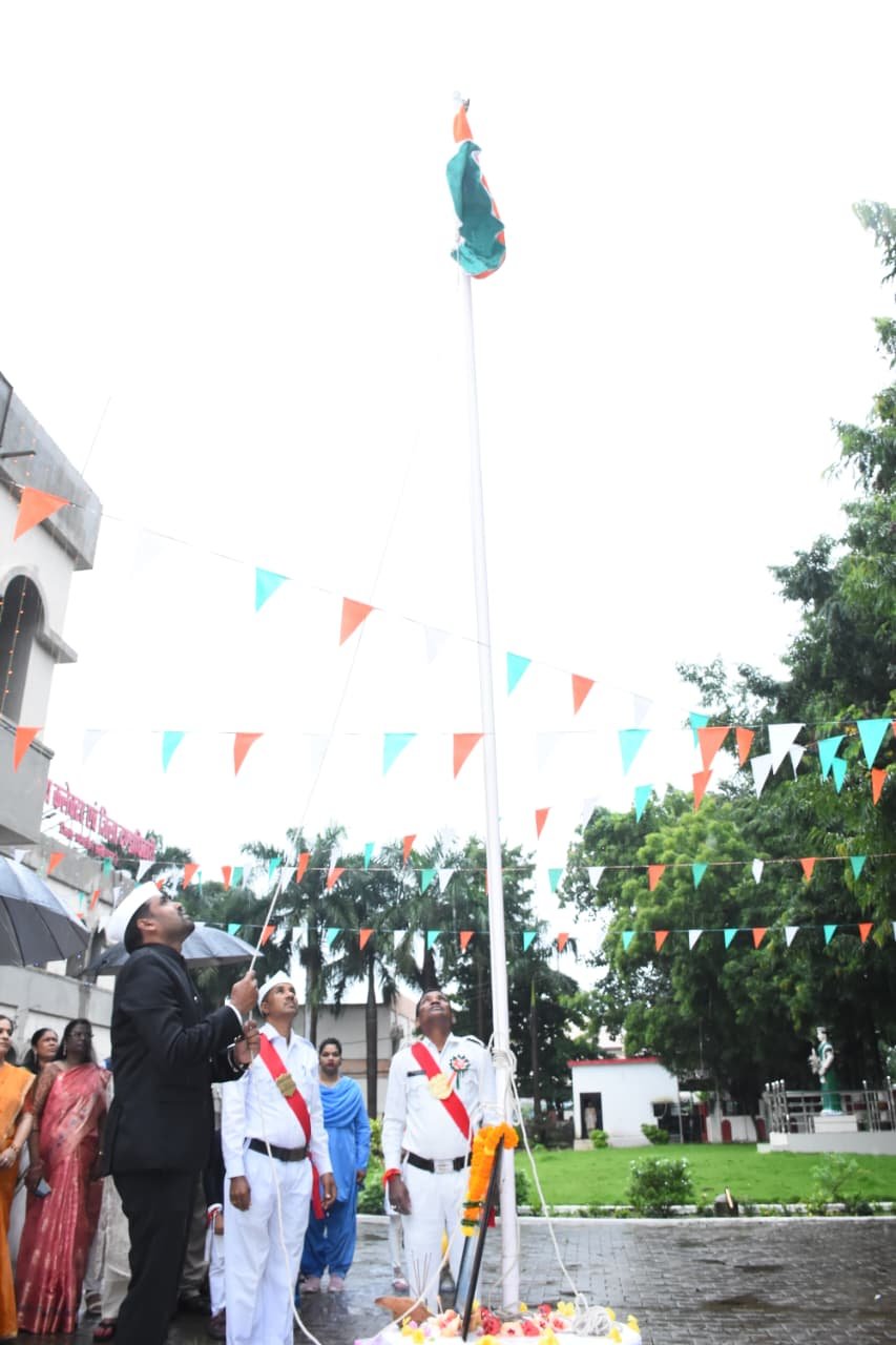 कलेक्टर मिश्रा ने कलेक्टोरेट में ध्वजारोहण किया