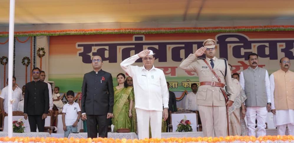 उद्योग मंत्री लखनलाल देवांगन ने ध्वजारोहण कर परेड की सलामी ली