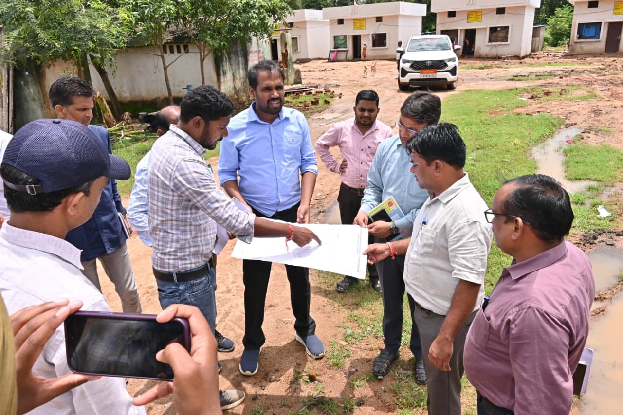 प्रधानमंत्री जनमन आवास योजना, मसानडबरा में कलेक्टर ने किया आवासीय परिसर का निरीक्षण