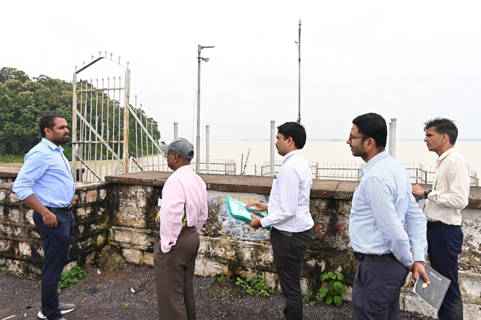 कलेक्टर ने किया मॉडमसिल्ली बाँध और रुद्री बैराज का निरीक्षण पर्यटन सुविधाओं के विकास हेतु दिए आवश्यक निर्देश