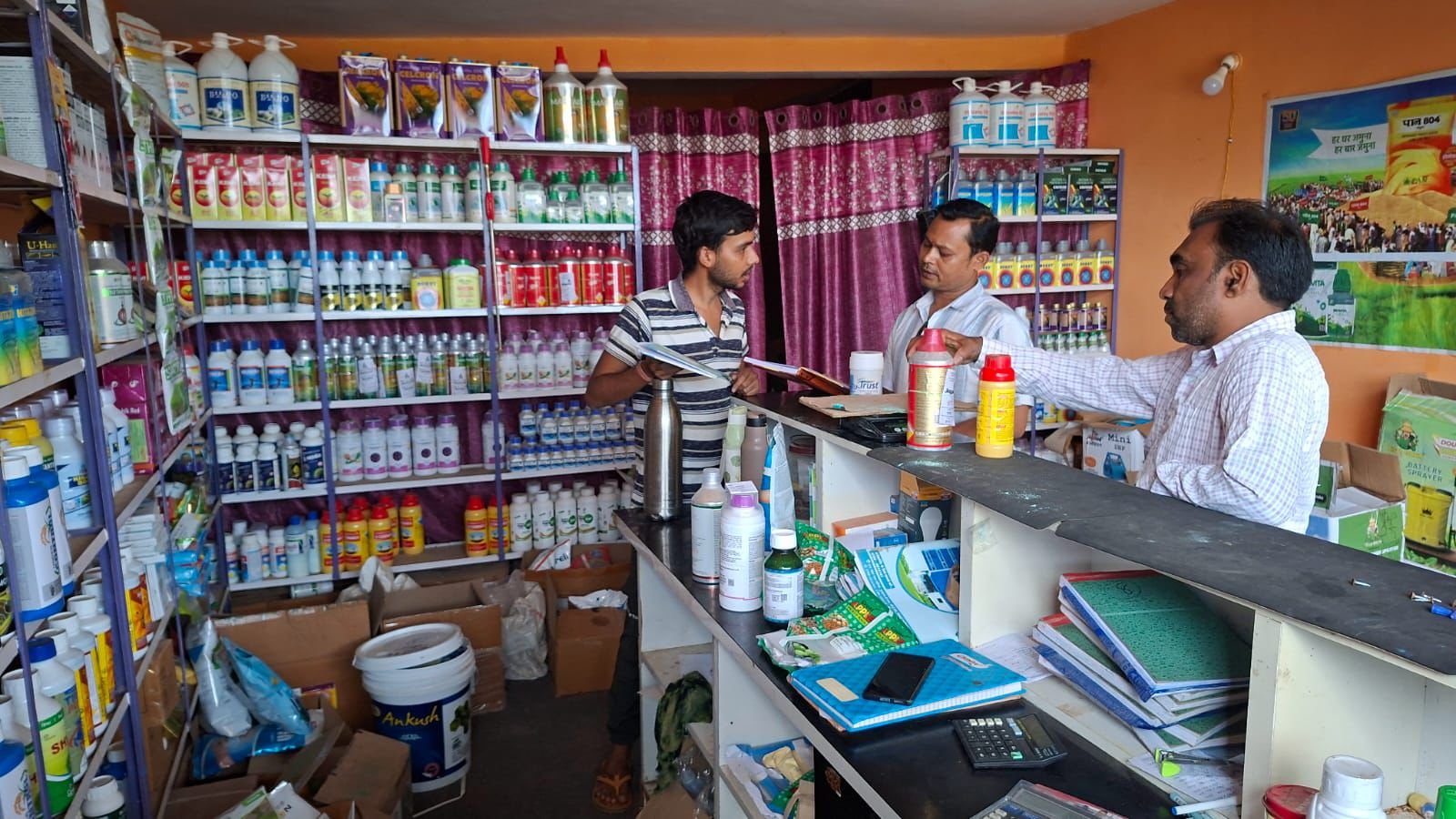 उर्वरक विक्रय परिसरों / कृषि केन्द्रों पर कृषि विभाग की लगातार कार्रवाई