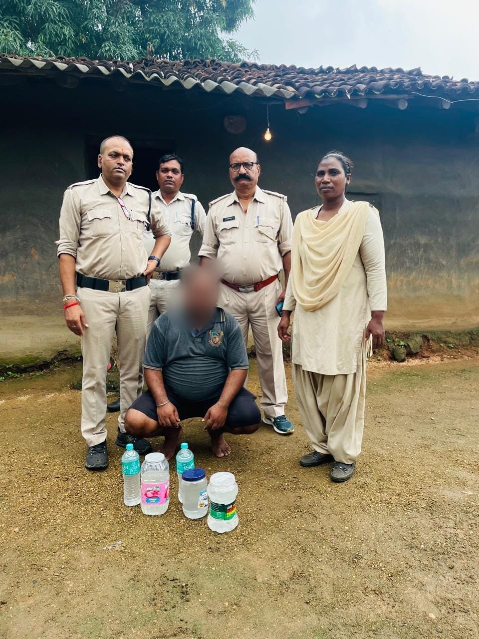 कांसाबेल में 8 लीटर महुआ शराब जब्त