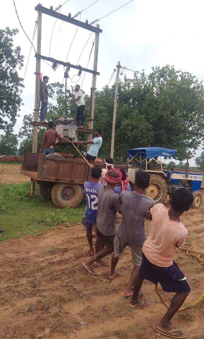 मुख्यमंत्री कैंप कार्यालय की पहल पर  ग्राम जोरंडाझरिया के निमटोली में  पुनः बहाल हुई विद्युत आपूर्ति ग्रामीणों ने जताया मुख्यमंत्री के प्रति आभार