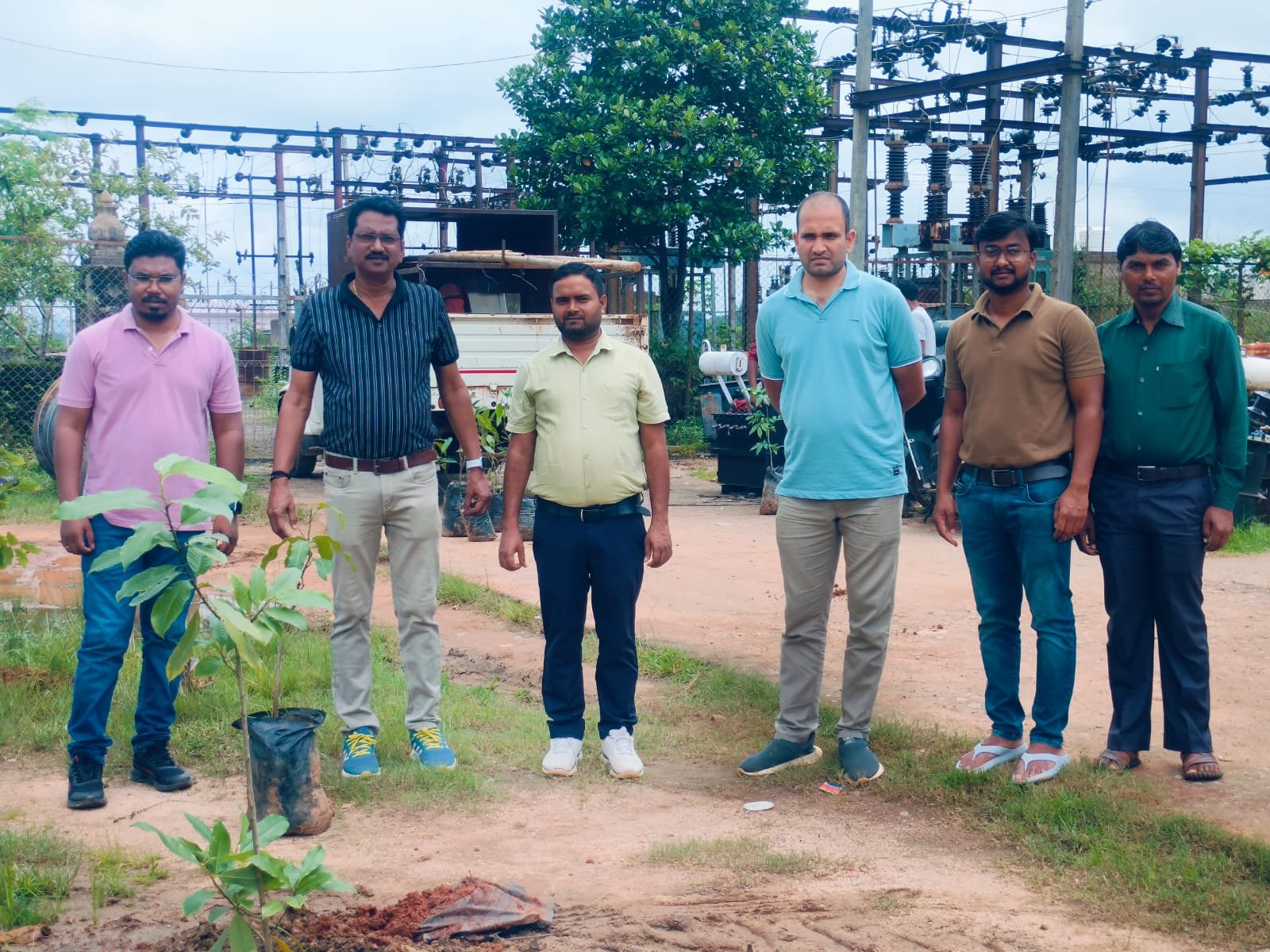 जशपुर विघुत विभाग ने अपने क्षेत्र के सभी विघुत वितरण केन्द्र में 350 पौधे लगाए