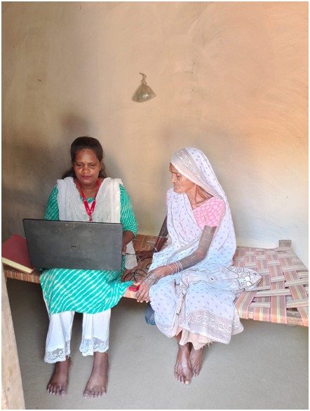 चड़ोरा की तारा बाई स्व सहायता समूह से  बनी आत्मनिर्भर बीसी सखी का कार्य शुरू कर ग्रामीणों तक बैंकिंग सुविधाएं पहुँचाकर बनी सच्ची सखी