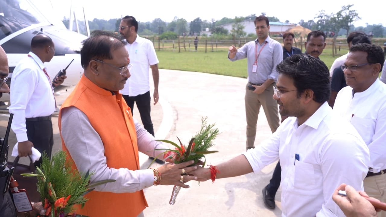 मुख्यमंत्री का बगिया हैलिपैड में आत्मीय स्वागत किया गया