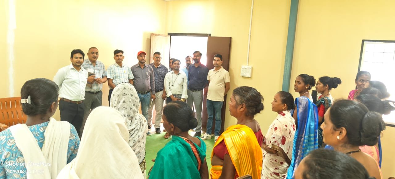 जिला पंचायत सीईओ ने ग्राम कुटमा के स्व सहायता समूह की महिलाओं  विभिन्न गतिविधियों की ली जानकारी