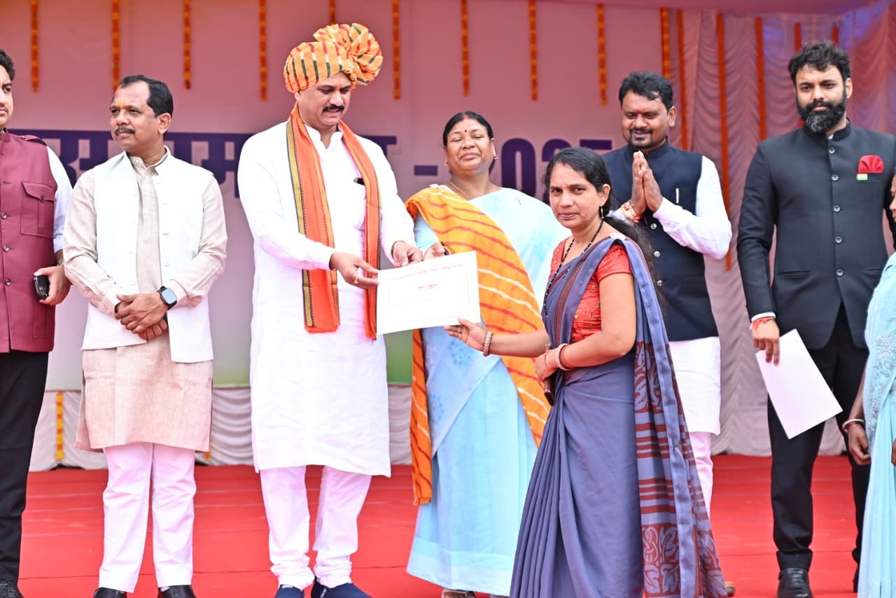 कुपोषण को दूर करने के लिए बेहतर कार्य करने वाले स्वास्थ्य विभाग और महिला बाल विकास विभाग के कर्मचारी हुए सम्मानित