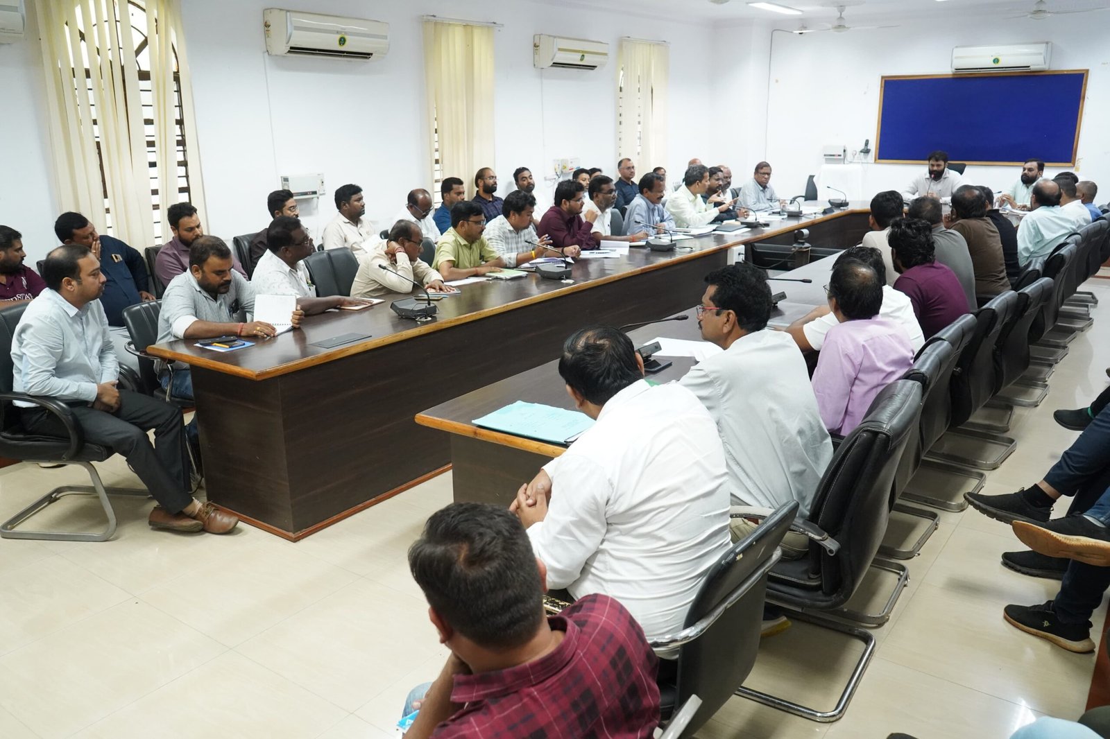 कलेक्टर ने अधिकारियों और ठेकेदारों को दी चेतावनी विकास कार्यों में लापरवाही बर्दाश्त नहीं की जाएगी