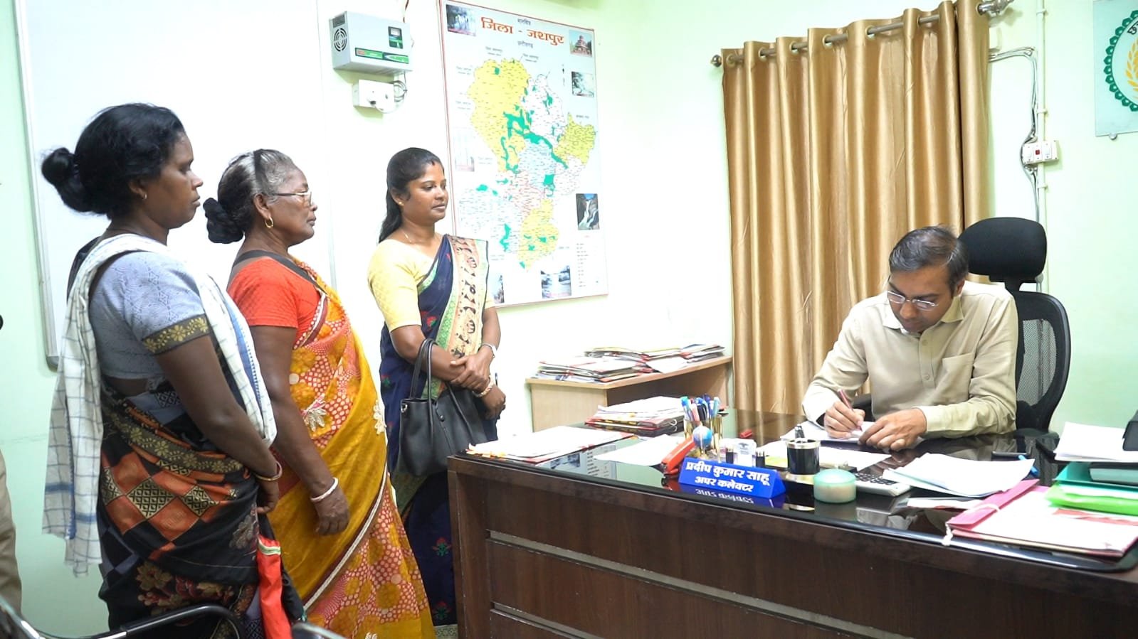 अपर कलेक्टर ने जनदर्शन में जानी लोगों की समस्याएं एवं शिकायतें