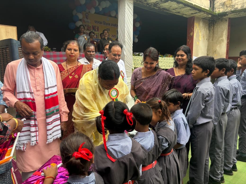 शिक्षित बच्चे ही गढ़ेंगे देश का भविष्य- श्रीमती रायमुनी भगत आदर्श विद्यालय में हुआ पालक-शिक्षक सम्मेलन