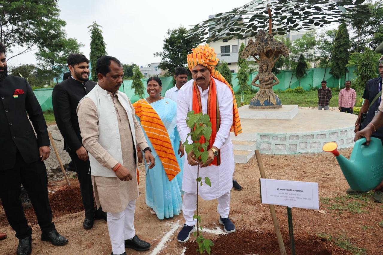 स्वास्थ्य मंत्री श्याम बिहारी जायसवाल ने सर्किट हाउस में किया सिंदूरी के पौधे का रोपण