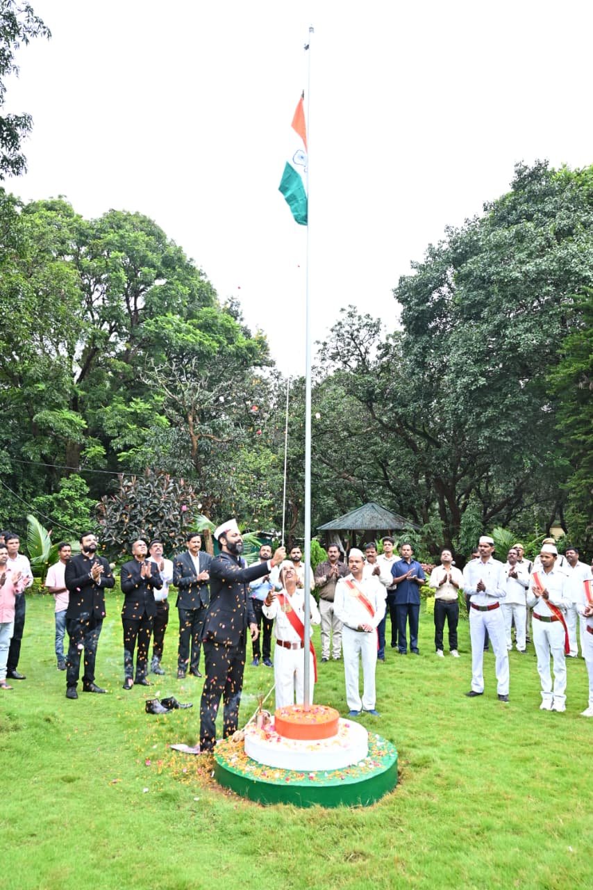 स्वतंत्रता दिवस पर कलेक्टर रोहित व्यास ने कलेक्ट्रेट निवास में किया ध्वजारोहण