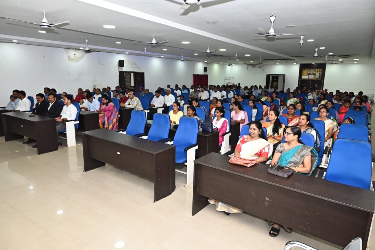 स्वतंत्रता दिवस पर कलेक्टर रोहित व्यास ने कलेक्ट्रेट परिसर में  किया ध्वजारोहण