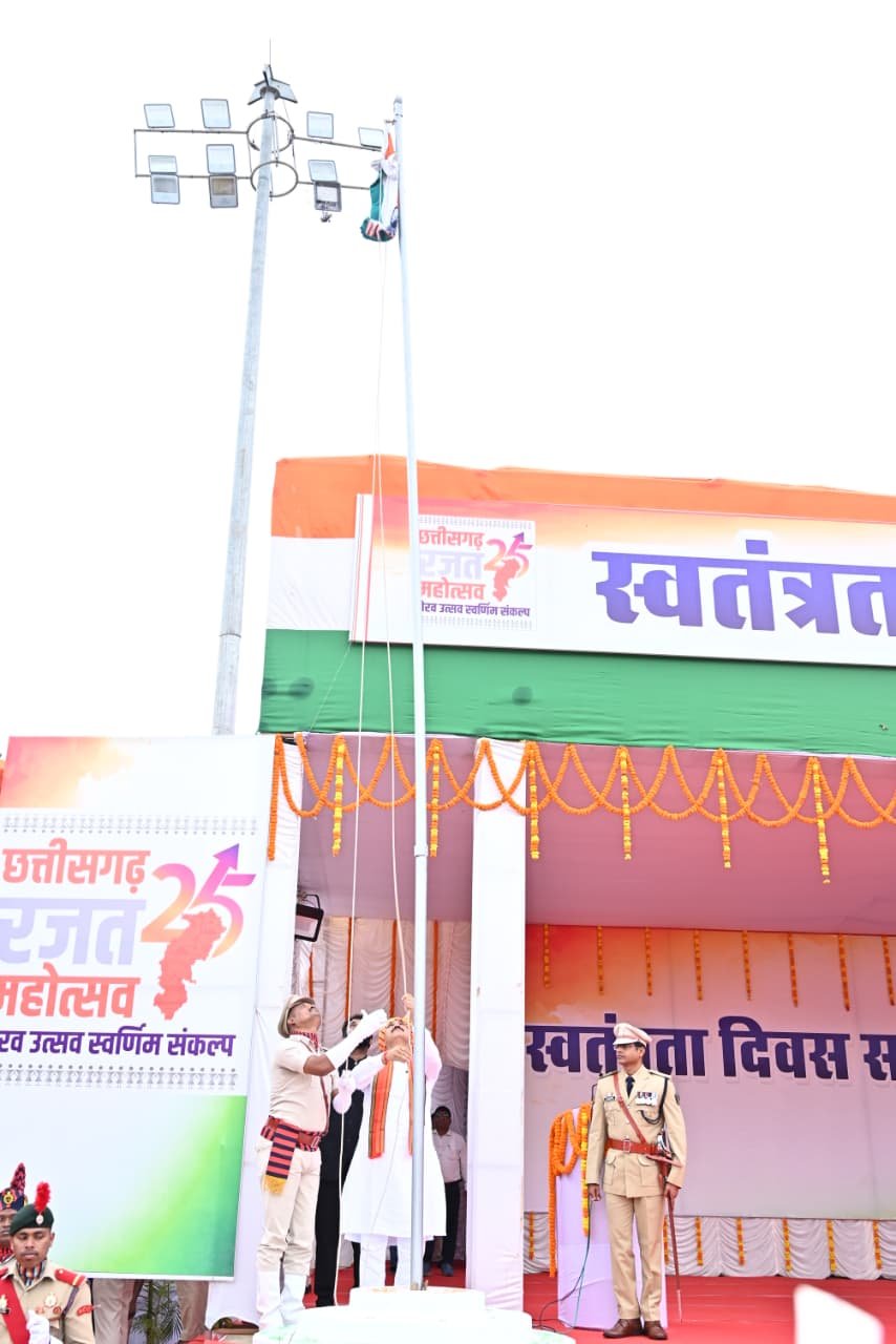 स्वास्थ्य मंत्री श्याम बिहारी जायसवाल ने राष्ट्रीय ध्वज फहराया और परेड की सलामी ली