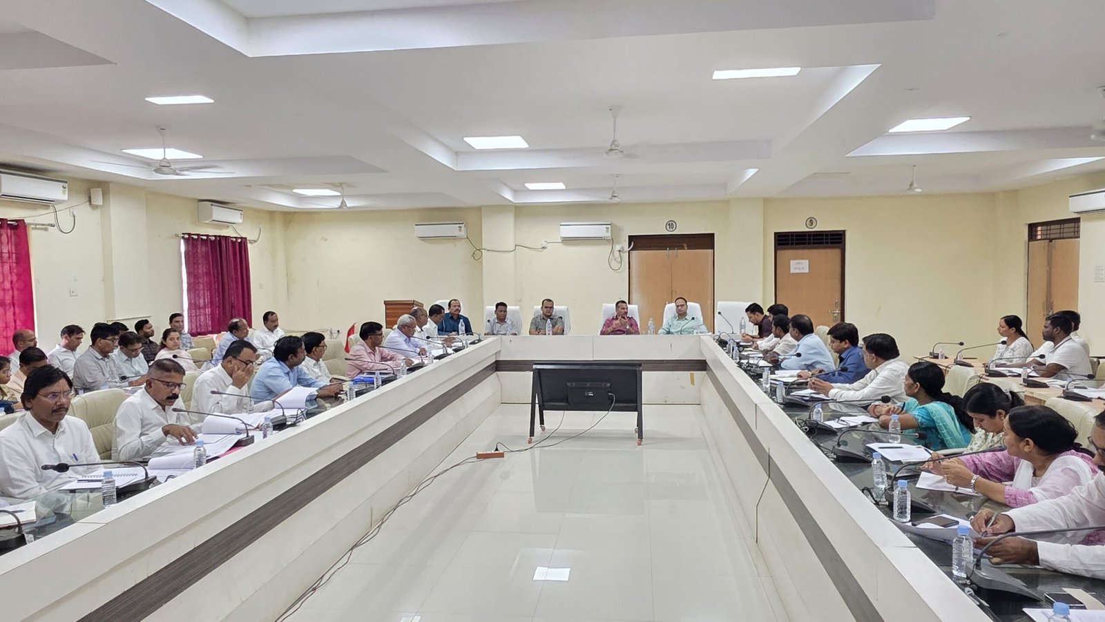 शासन की योजनाओं के क्रियान्वयन को दें सर्वोच्च प्राथमिकता-कलेक्टर