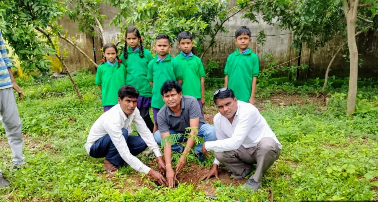 तिल्दा के स्कूलों में 500 पौधों का रोपण: हरियर पाठशाला को मिली नई ऊर्जा