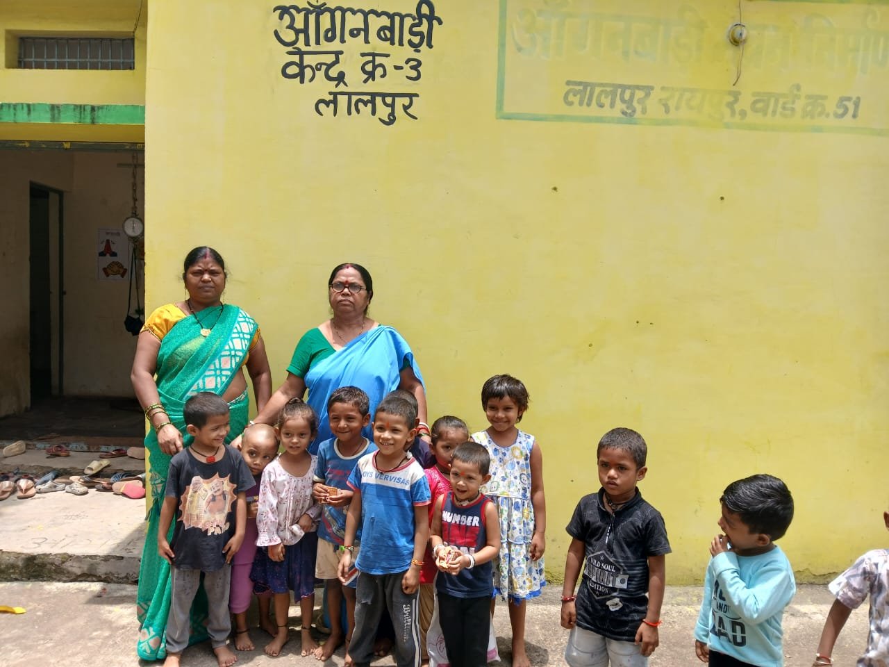 खुशियाँ बाँटने की मिसाल: कर्मचारियों ने बच्चों संग मनाया जन्मदिन