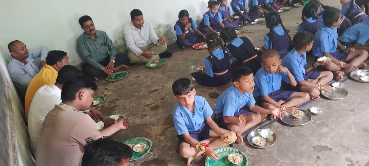 प्रोजेक्ट आओं बांटे खुशियां, पोषण, प्रेम और प्रसन्नता: बच्चों संग जन्मदिन मना रहे शासकीय कर्मचारी