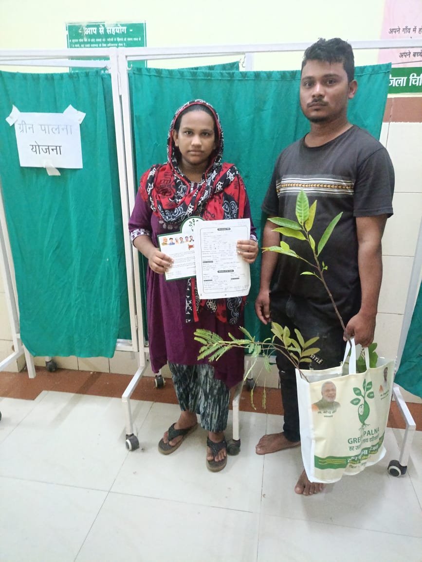 बच्चों के जन्म पर माताओं को फलदार पौधों की भेंट