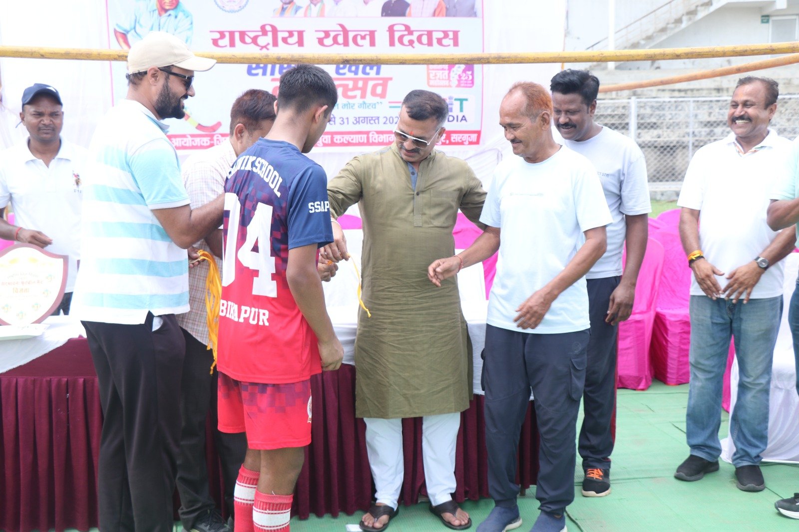 राष्ट्रीय खेल दिवस पर जिले में आयोजित हो रहे विविध कार्यक्रम, सद्भावना फुटबॉल प्रतियोगिता में सैनिक स्कूल बनी फुटबॉल विजेता टीम