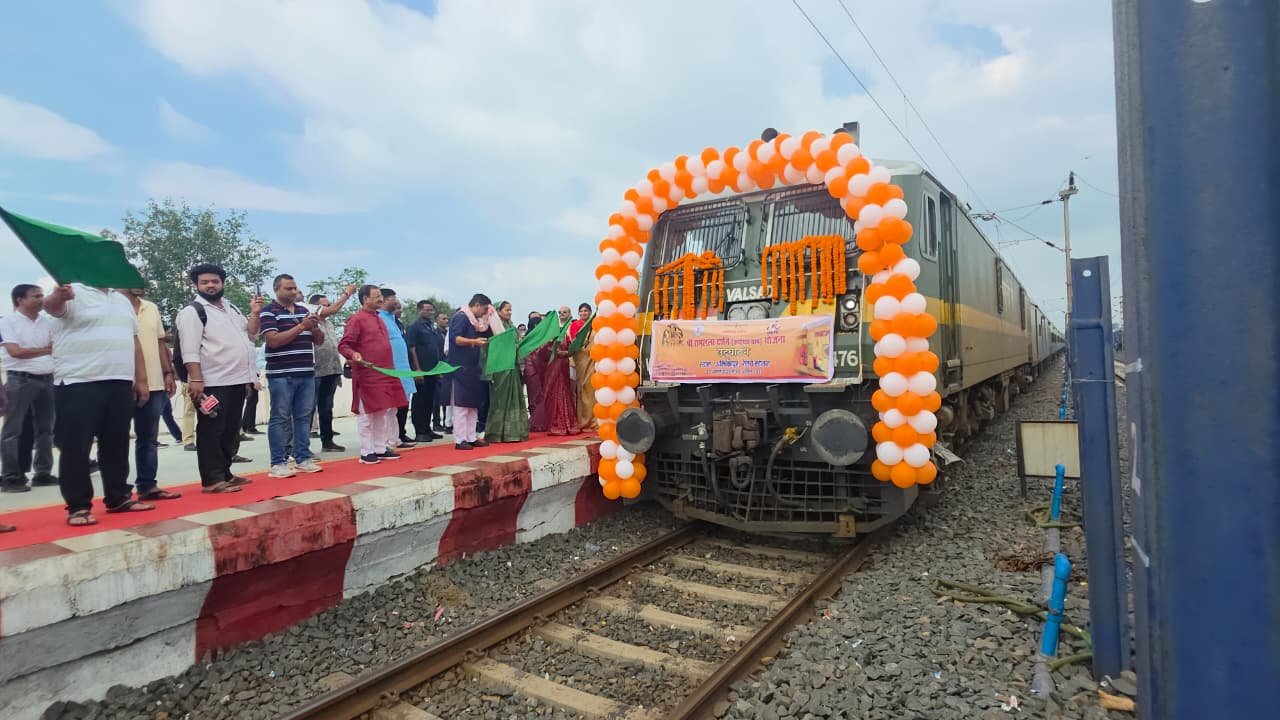 श्री रामलला दर्शन योजना के तहत यात्रा पर निकले दर्शनार्थी, महिला बाल विकास मंत्री लक्ष्मी राजवाड़े ने हरी झंडी दिखाकर ट्रेन को किया रवाना